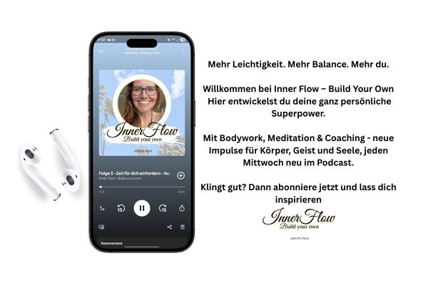 Smartphone und Kopfhoerer auf dem der Podcast von Kristin Palm "Inner Flow- Build yor own" zu sehen ist. Es dreht sich rund um das Thema Spiritual Life Coaching und Weiblichkeit.