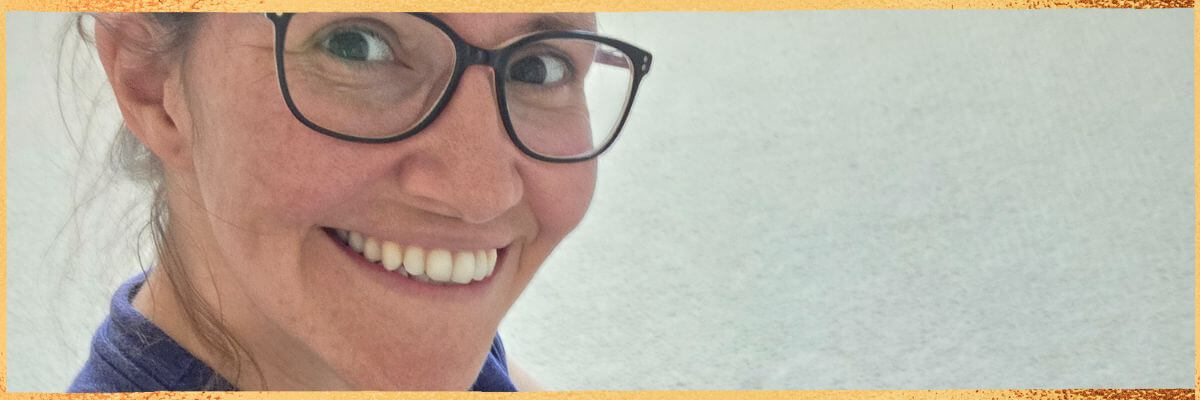 Hier ist Kristin Palm zu sehen, die über ihre langjährige Arbeit als Physiotherapeutin, ihre Leidenschaft für Yoga und Meditation sowie ihre heutige Tätigkeit als Spiritual Life Coach spricht und ihre Mission beschreibt, Menschen zu mehr Kraft, Balance und innerer Stärke zu begleiten.“ Hier ist Kristin beim Training mit einer Kettlebell zu sehen und strahlt aus ganzem Herzen.