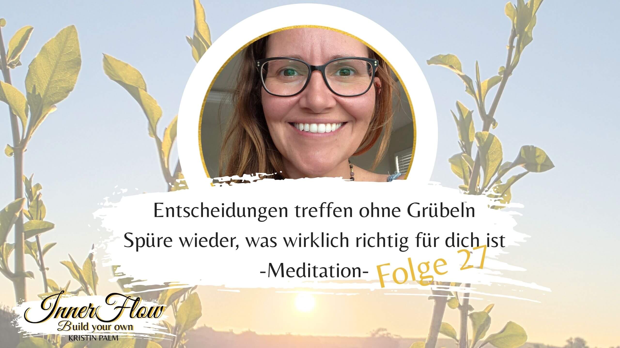 Frau sitzt ruhig am Meer und trifft Entscheidungen aus der Intuition heraus