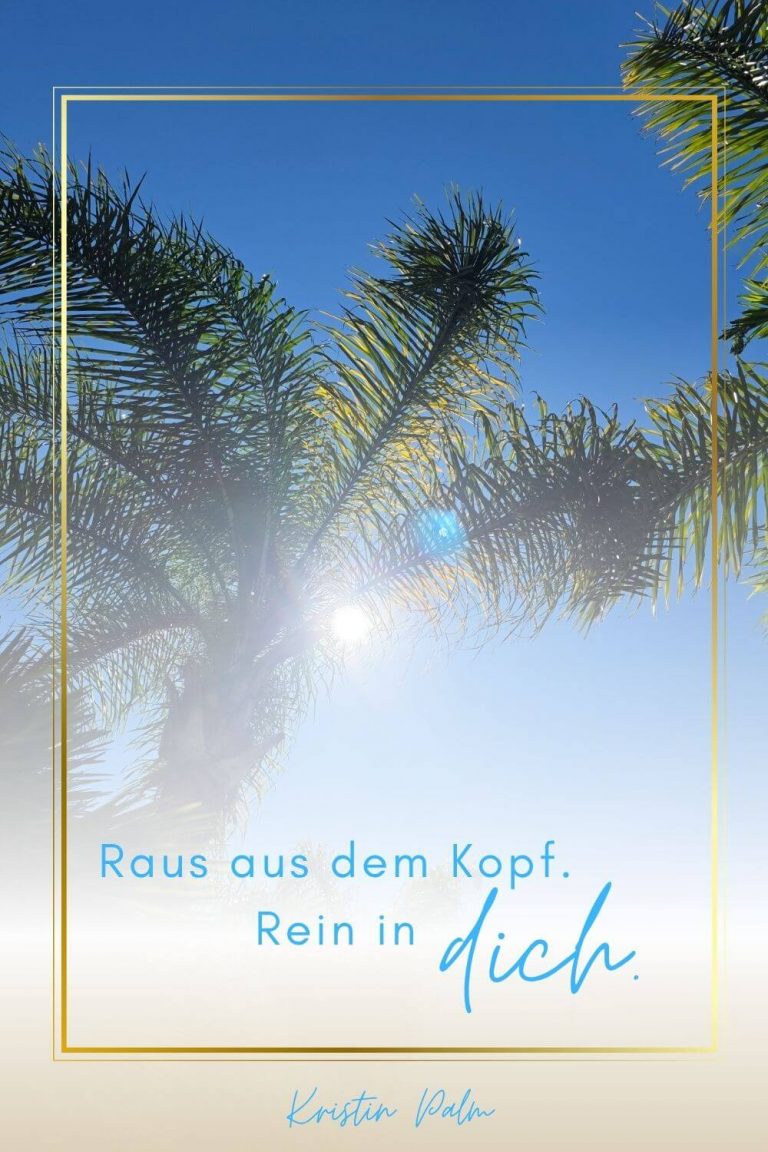 Erschöpfte Frau findet innere Ruhe durch geführte Meditation am Strand – Mental Load loslassen und Intuition spüren