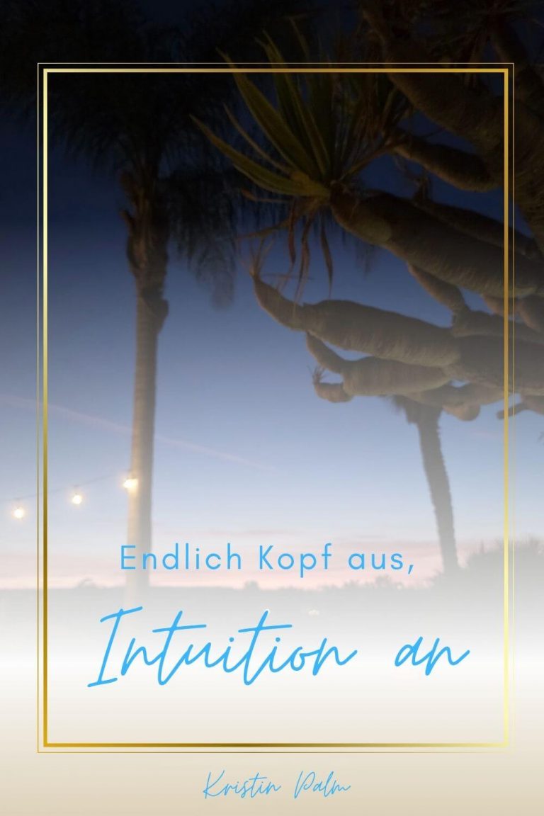 Frau am Meer in tiefer Entspannung, geführte Meditation zur Stärkung der Intuition und Entscheidungskraft