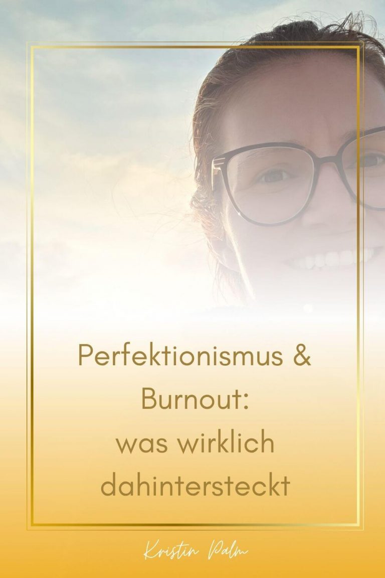 Frau laechelt in die Kamera– Meditation Perfektionismus loslassen Burnout Frauen Selbstfürsorge innere Antreiber