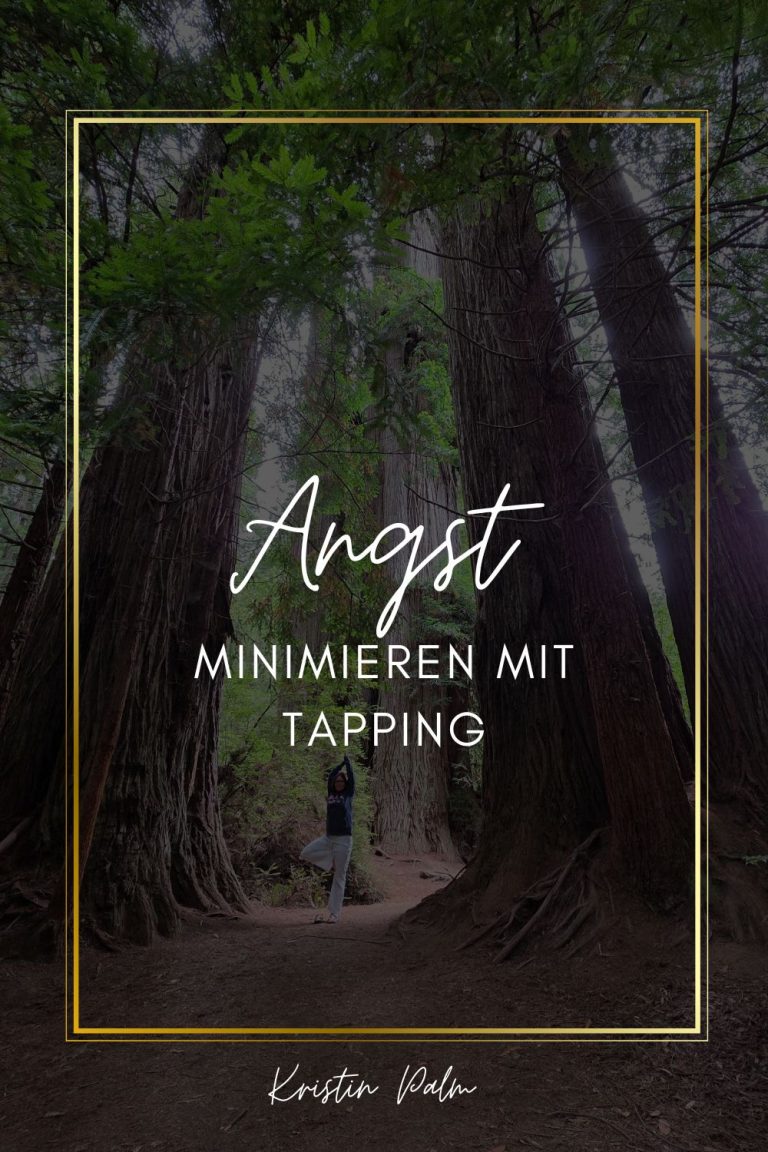 Kristin Palm in Yogapose zwischen Bäumen, Zitat zu EFT gegen Angst, Inner Flow – Build Your Own, Folge #41