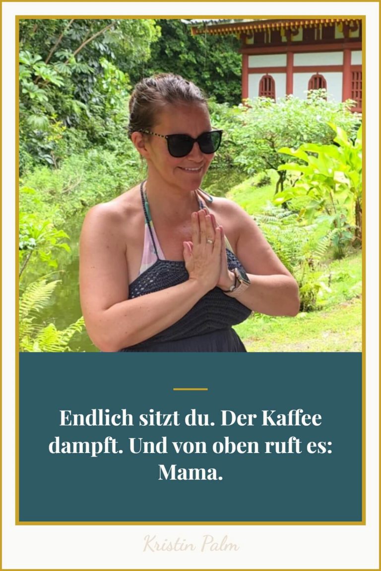 Selbstliebe lernen als Mutter: Textgrafik mit dem Satz „Endlich sitzt du. Der Kaffee dampft. Und von oben ruft es: Mama."