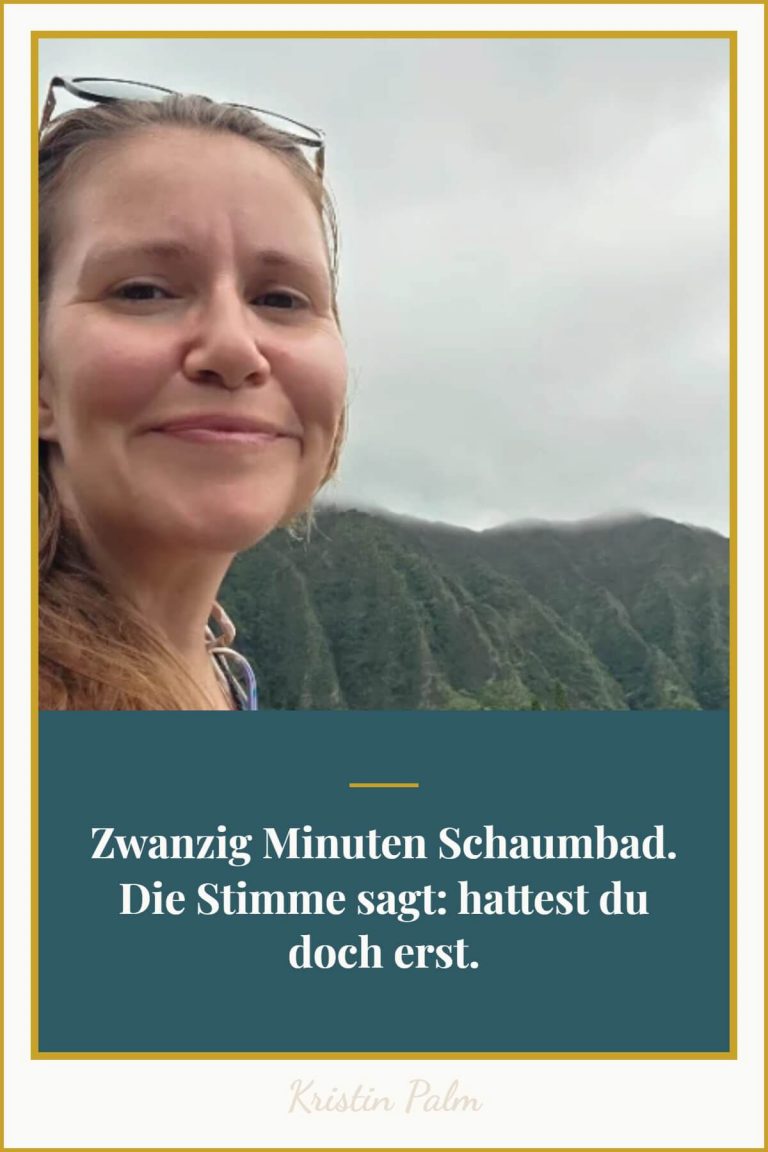 Selbstfürsorge im Alltag: Textgrafik mit dem Satz „Zwanzig Minuten Schaumbad. Die Stimme sagt: hattest du doch erst."