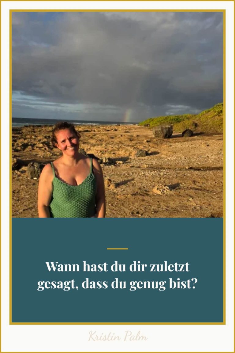 Frau schaut laechelnd nach unten, Selbstliebe Meditation für Frauen die sich verlieren.