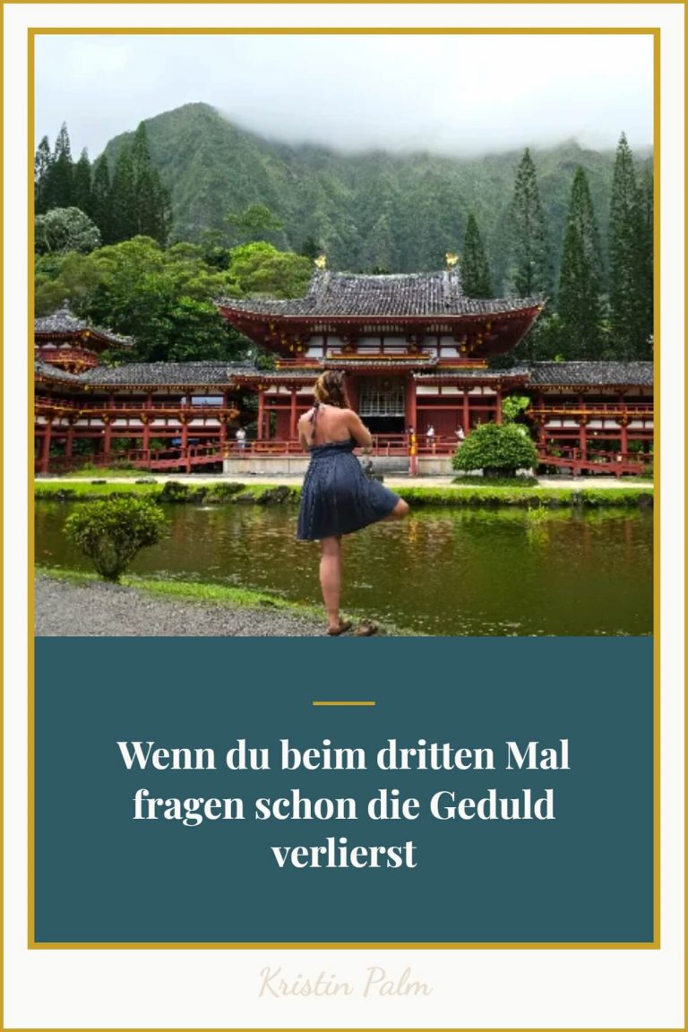 Frau atmet mit geschlossenen Augen in yoga pose tief ein und aus, Meditation für mehr Geduld im Familienalltag.
