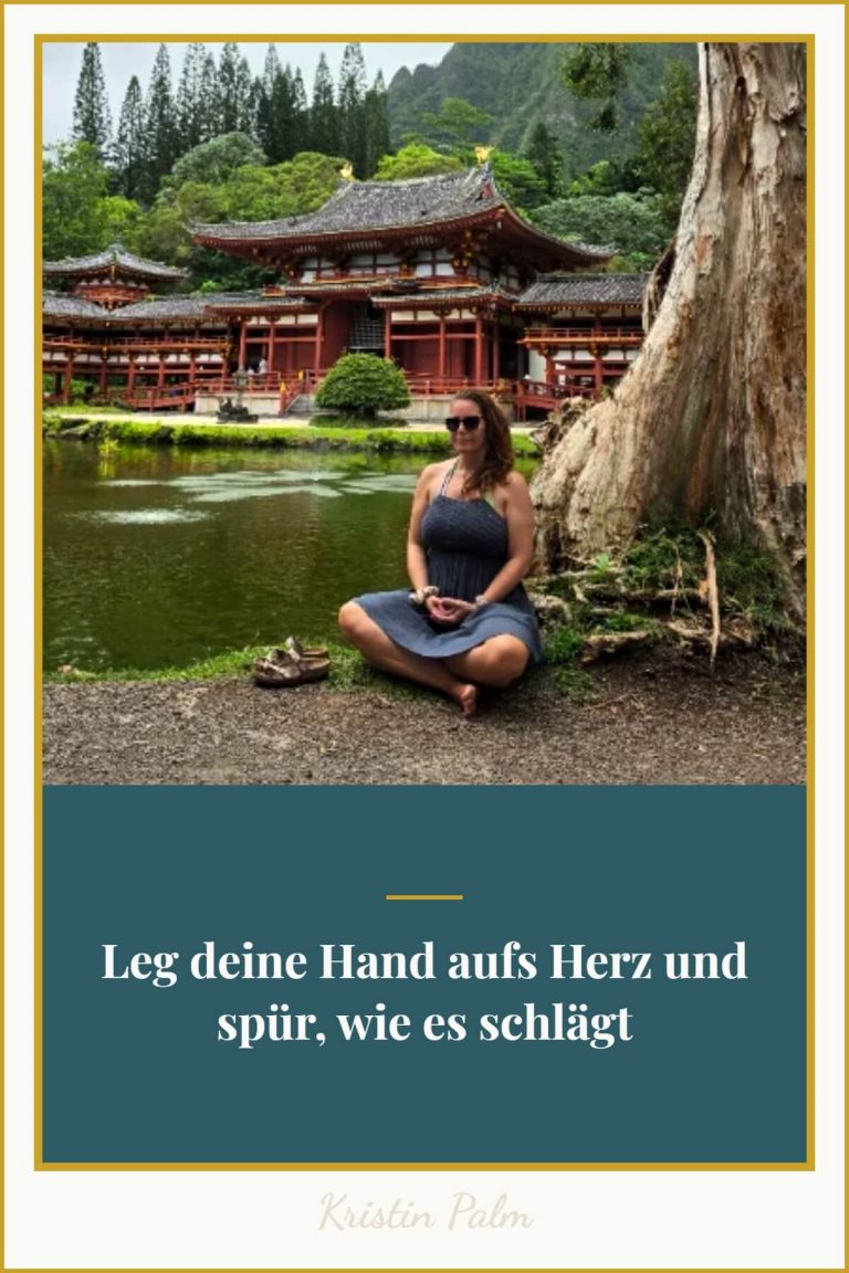 Frau legt eine Hand auf ihr Herz mit geschlossenen Augen, Meditation um den Herzschlag zu spüren.