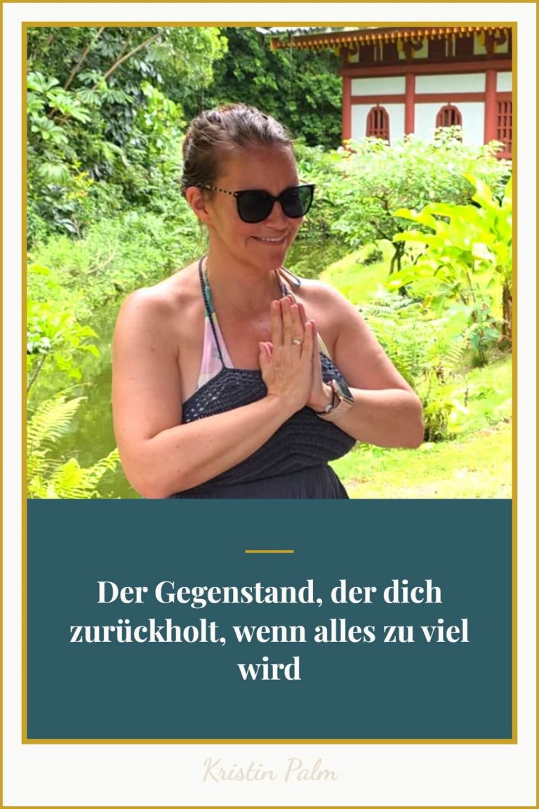 Frau hält einen kleinen Gegenstand vor ihr Herz, Achtsamkeitsübung für mehr Ruhe im Alltag.