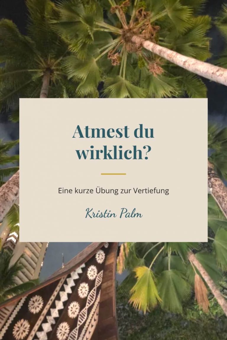 Kristin Palm steht am Strand mit gefalteten Händen vor der Brust, Symbolbild für eine Atemübung im Urlaub.