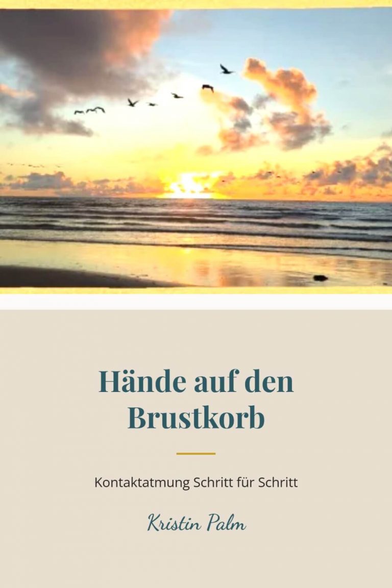 Kristin Palm mit beiden Händen auf dem Brustkorb vor einem Sonnenuntergang, Symbolbild für Kontaktatmung.
