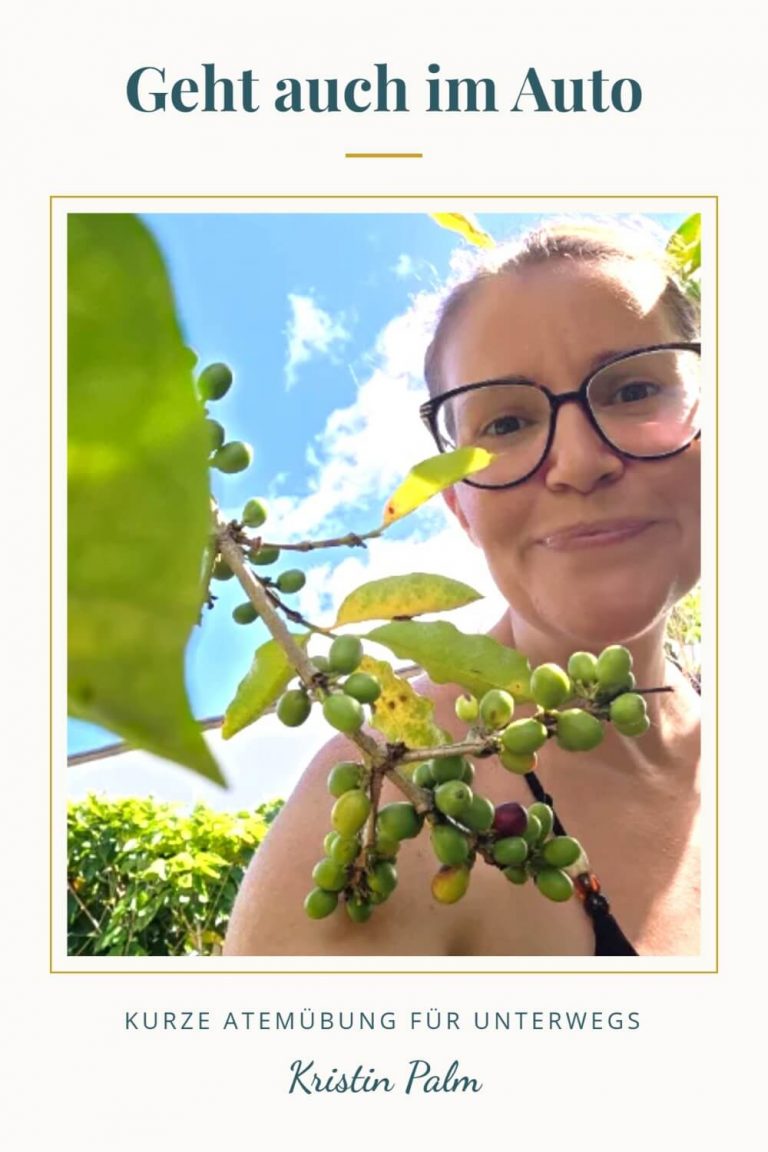 Kristin Palm mit den Händen am Lenkrad, Symbolbild für eine Atemübung im Auto.