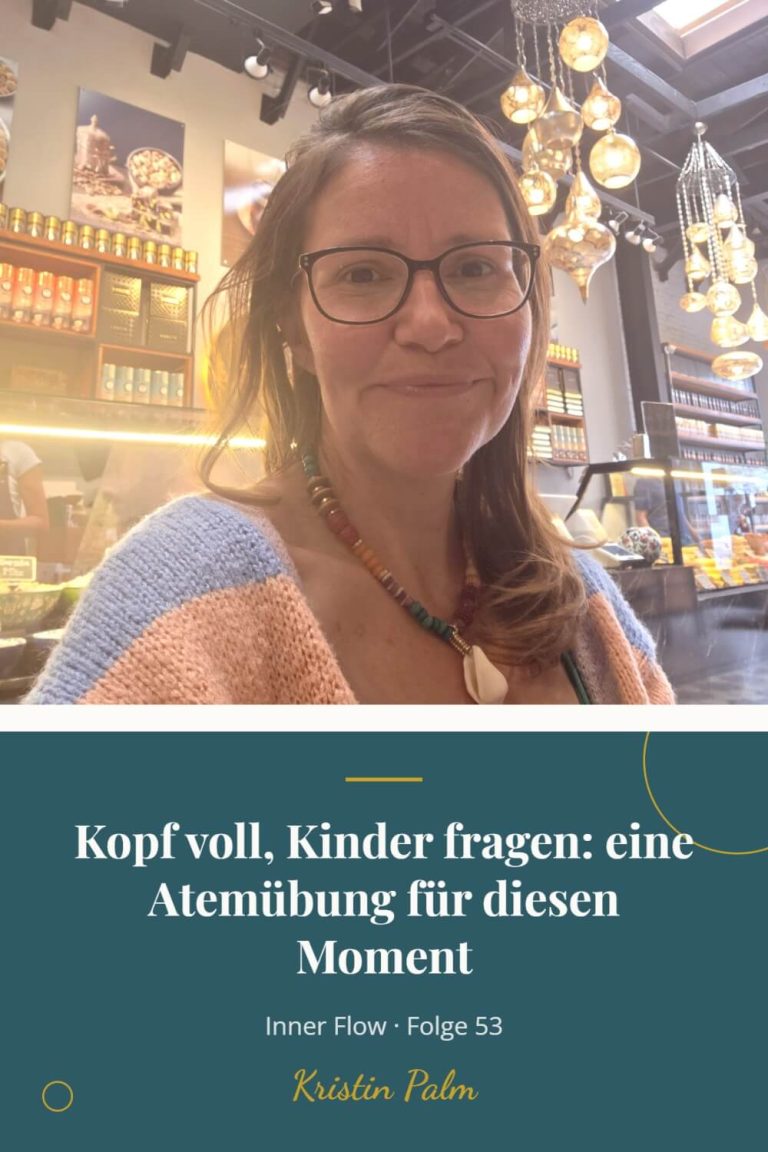 Kristin Palm lächelt in einem Café, darunter der Text: Kopf voll, Kinder fragen – eine Atemübung für diesen Moment.