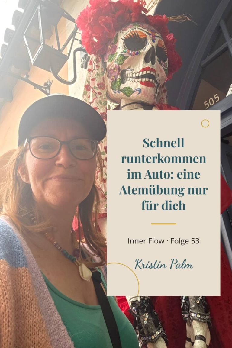 Kristin Palm mit Kappe und Brille, daneben der Text: Schnell runterkommen im Auto – eine Atemübung nur für dich.