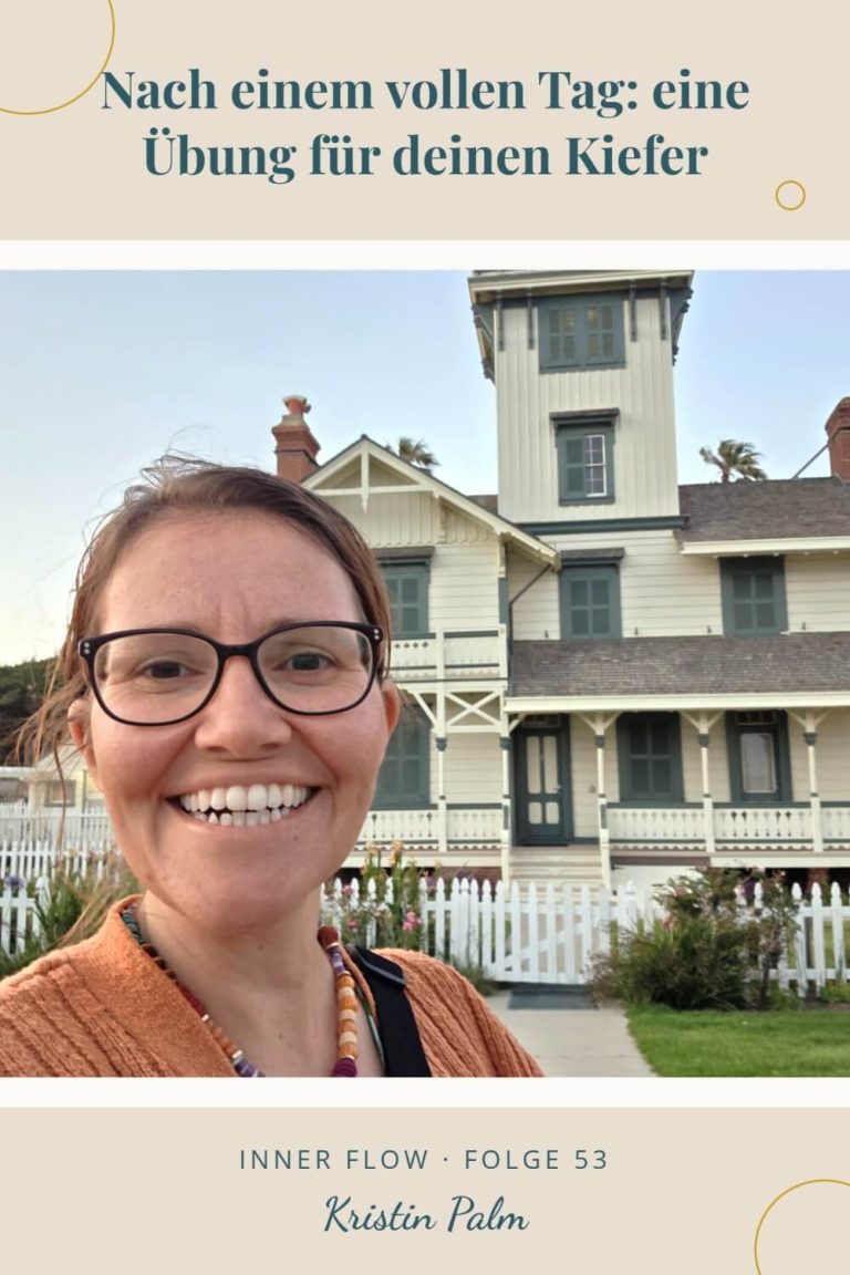 Kristin Palm lacht vor einem weißen Leuchtturm unter blauem Himmel, darüber der Text: Nach einem vollen Tag – eine Übung für deinen Kiefer.