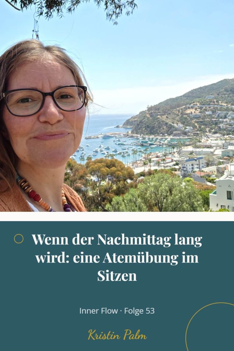 Kristin Palm über einer Bucht mit Booten und Meer, darunter der Text: Wenn der Nachmittag lang wird – eine Atemübung im Sitzen.
