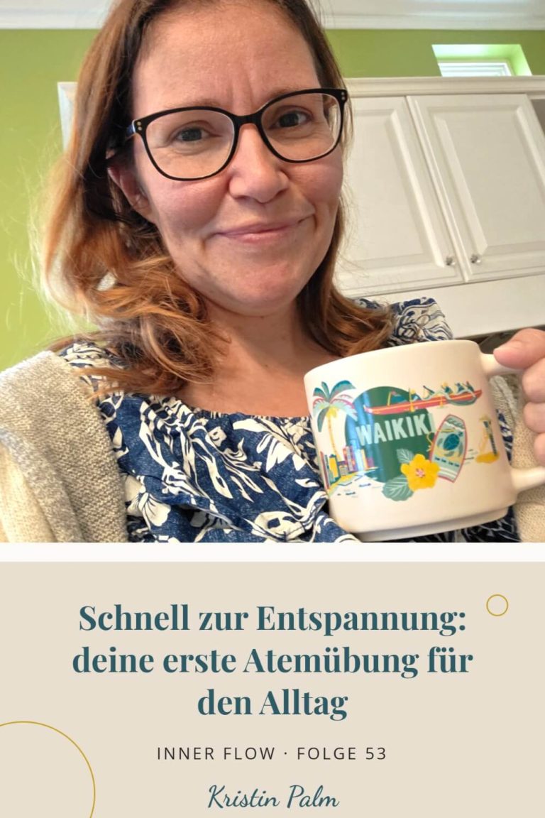 Kristin Palm mit einer Tasse in der Hand, darunter der Text: Schnell zur Entspannung – deine erste Atemübung für den Alltag.