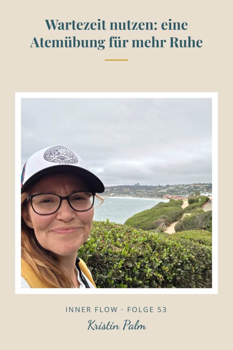 Kristin Palm mit Kappe an der Küste, im Hintergrund Meer und grüne Hügel, darüber der Text: Wartezeit nutzen – eine Atemübung für mehr Ruhe.