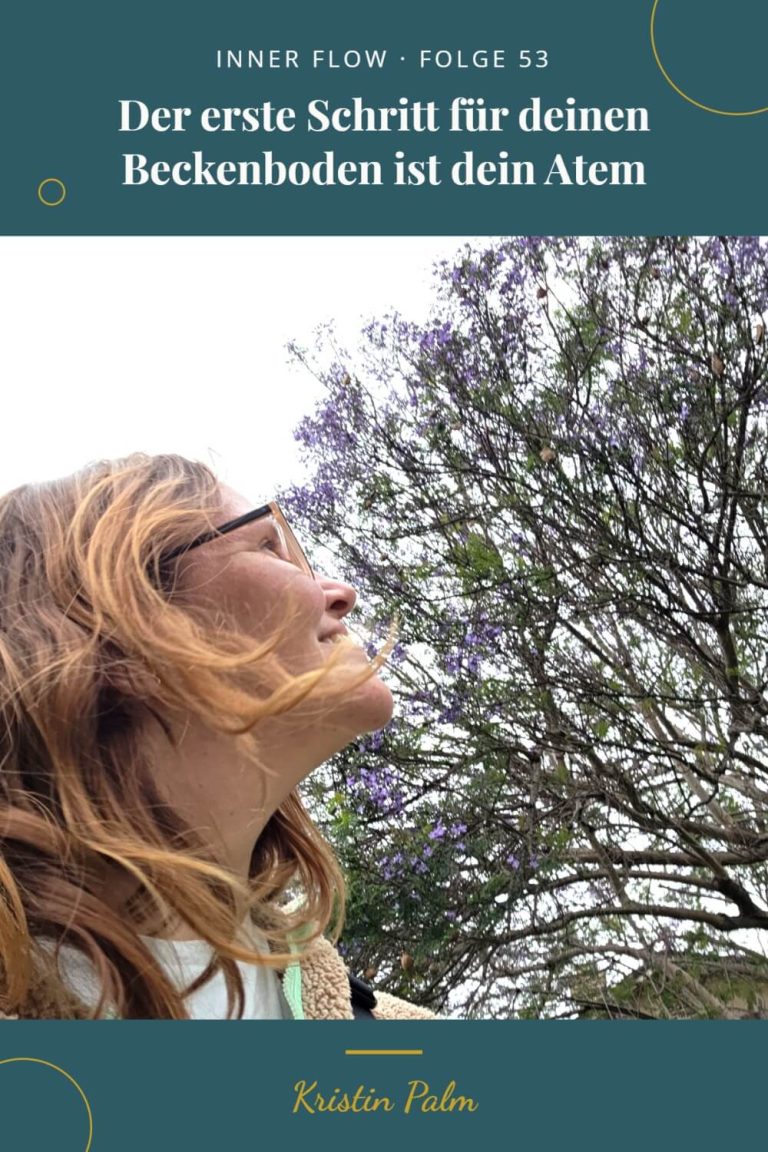 Kristin Palm blickt lächelnd zu einem blühenden Baum und in den Himmel, dazu der Text: Der erste Schritt für deinen Beckenboden ist dein Atem.