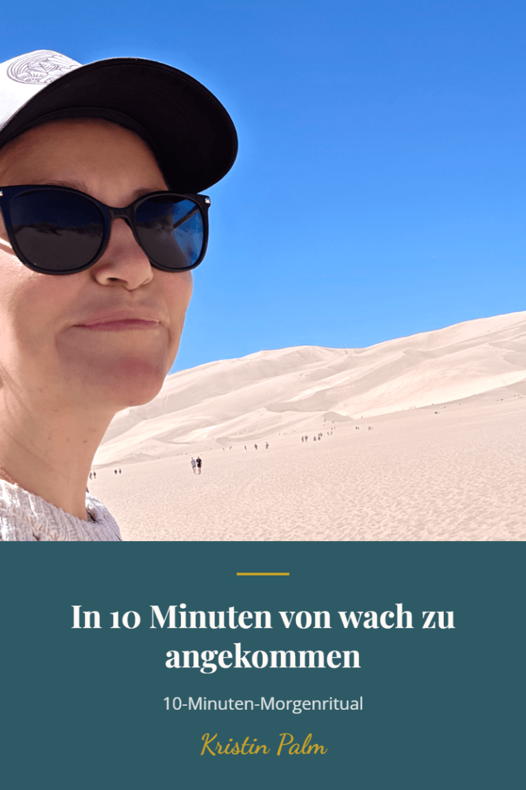 Kristin Palm steht entspannt vor einer Sandwuestenkulissen, Text zum Morgenritual gegen Erschöpfung.