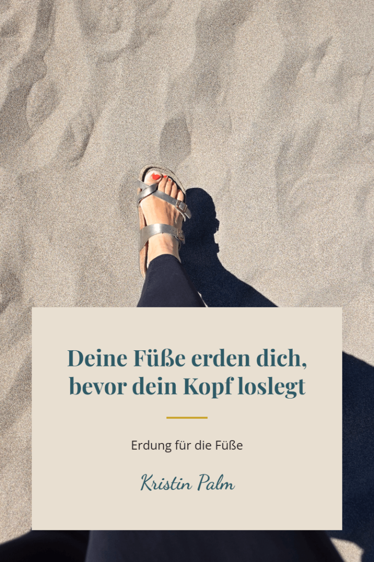Kristin Palm mit nackten Füßen auf dem Boden einer Sandwueste , Text zur Erdung im Morgenritual.