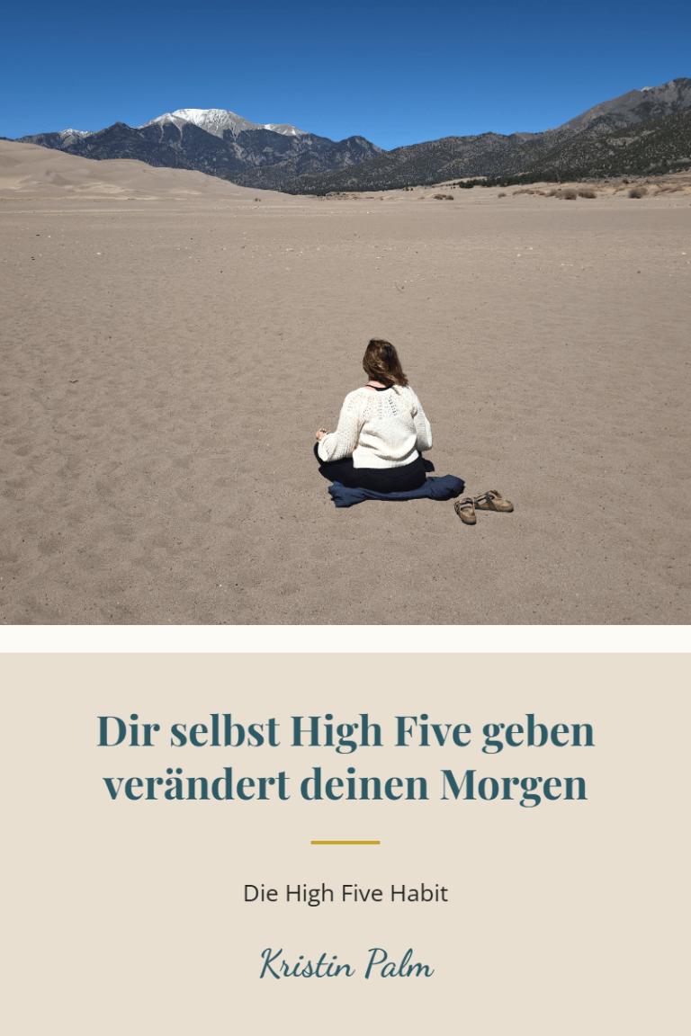 Kristin Palm lächelt vor dem Spiegel, Text zur High Five Habit im Morgenritual.