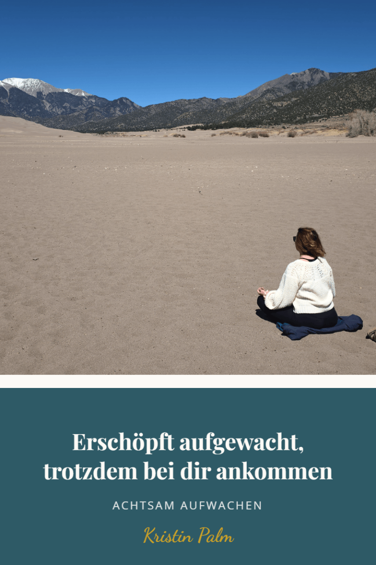 Kristin Palm im entspannten Meditationssitz in der Sandwueste