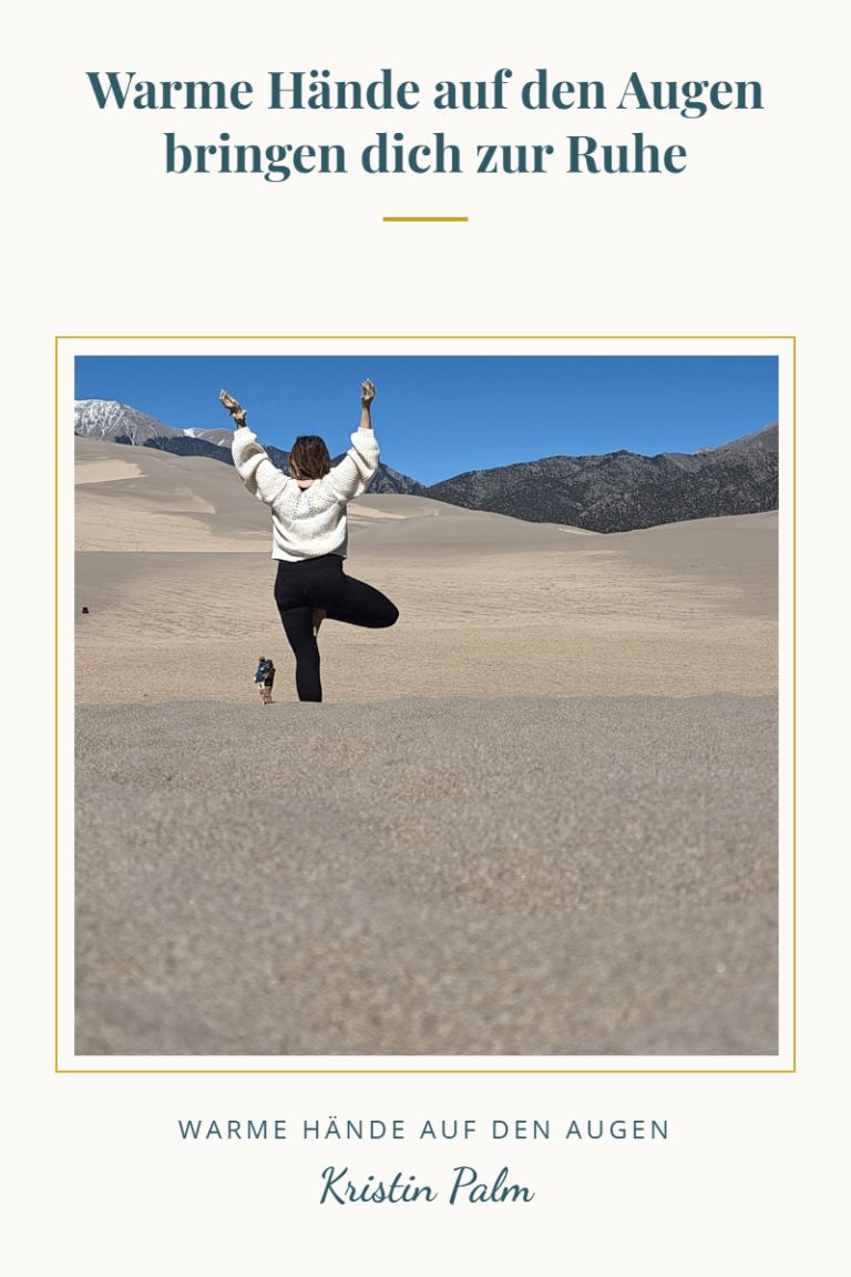 Kristin Palm in Yogapose, Text zum Morgenritual mit warmen Haenden