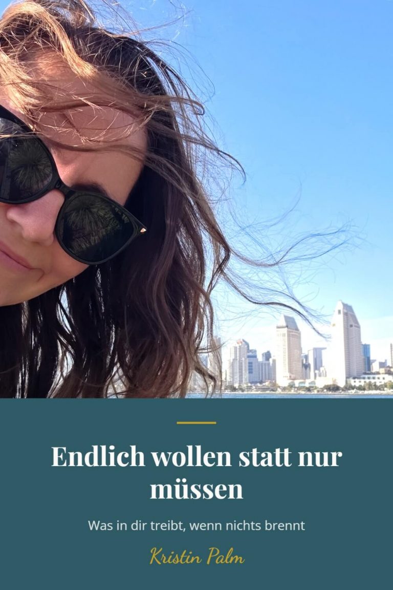 Kristin Palm sitzt ruhig draußen, Text zum Thema innerer Antreiber