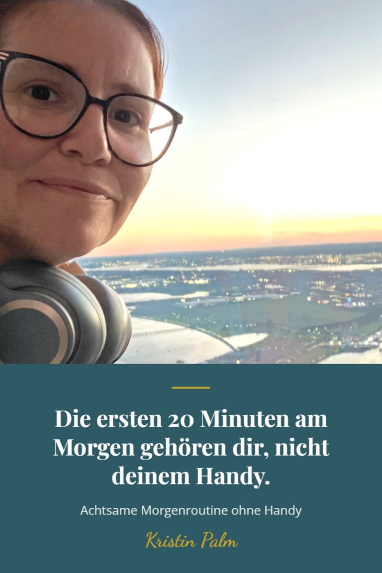 Frau steht morgens am offenen Fenster im Sonnenlicht, Ritual gegen Erschöpfung im Alltag