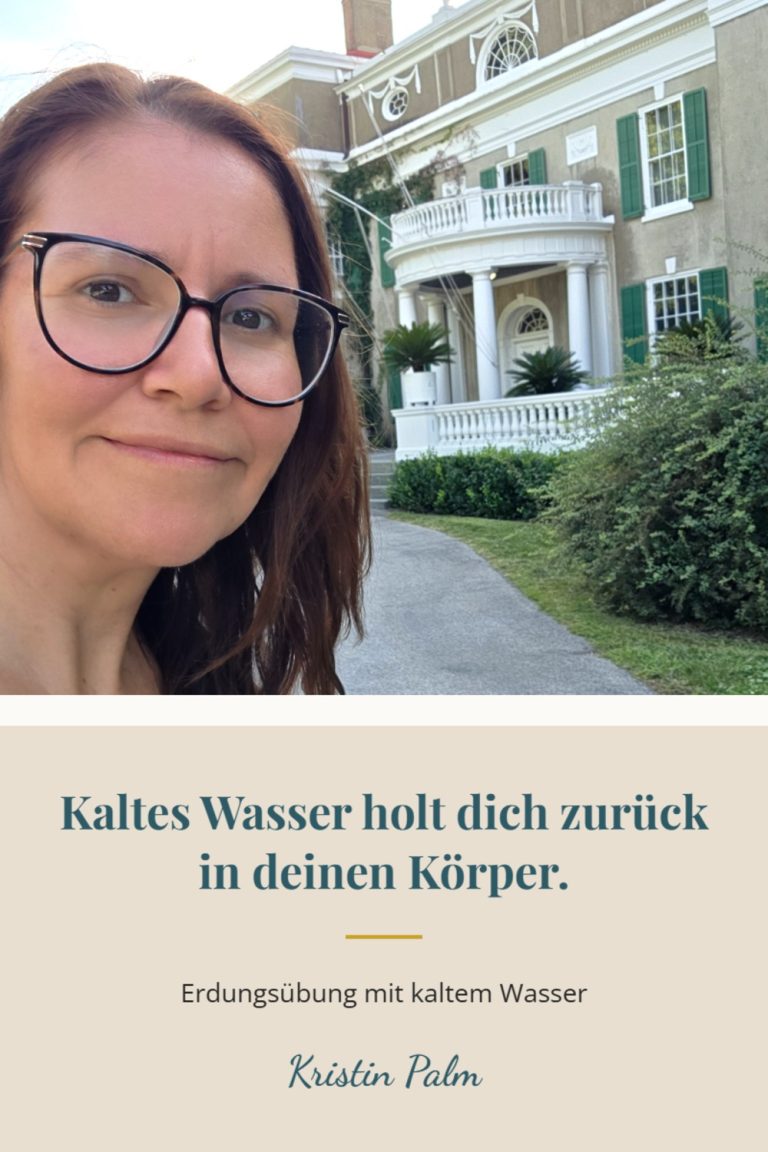 Kaltes Wasser läuft über die Handgelenke einer Frau, schnelles Ritual für mehr Energie