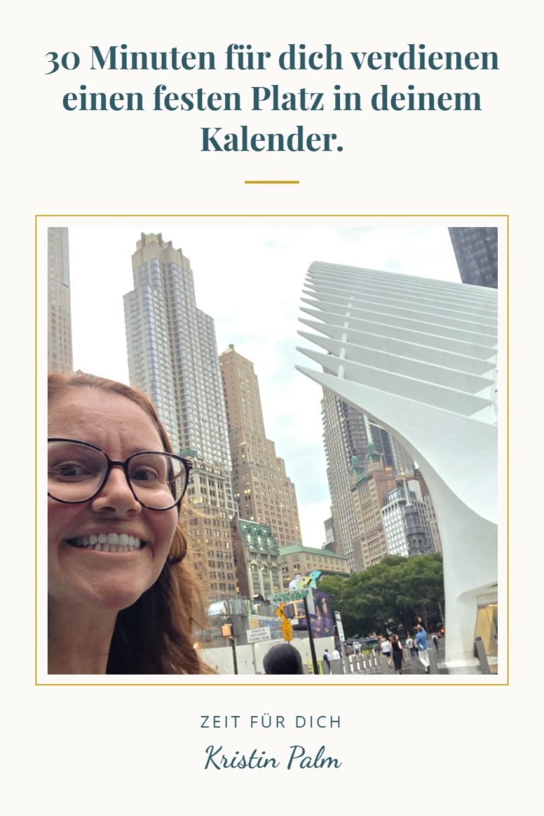 Frau trägt einen Termin nur für sich selbst in ihren Kalender ein, Selbstfürsorge im Alltag