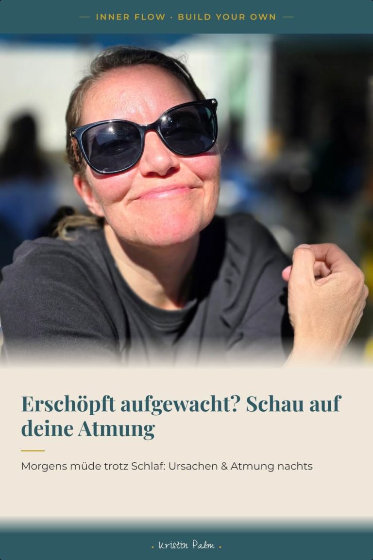 Kristin Palm lächelt mit Sonnenbrille in der Sonne, dazu der Text „Erschöpft aufgewacht? Schau auf deine Atmung" zum Thema morgens nicht ausgeschlafen.