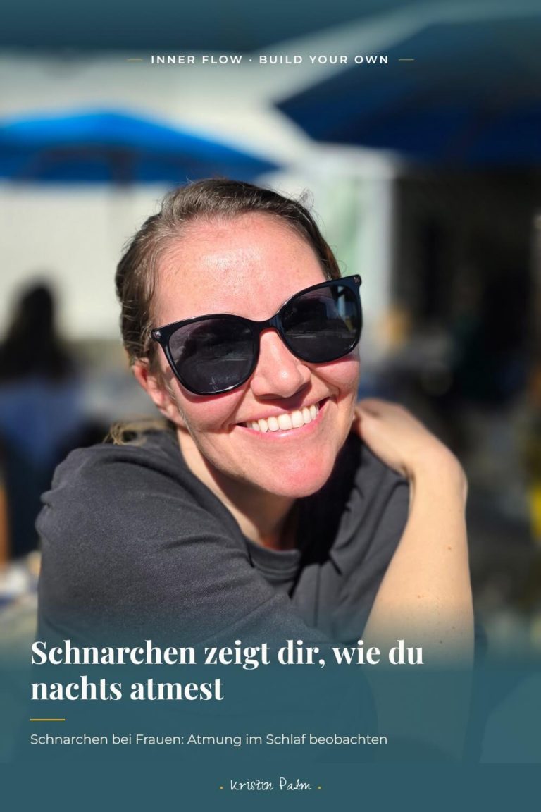 Kristin Palm vom Inner Flow – Build Your Own Podcast lächelt mit Sonnenbrille in der Sonne, dazu der Text „Schnarchen zeigt dir, wie du nachts atmest".