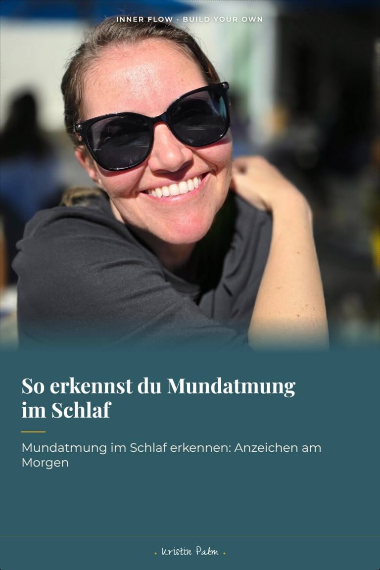 Kristin Palm vom Inner Flow – Build Your Own Podcast lächelt mit Sonnenbrille in der Sonne, dazu der Text „So erkennst du Mundatmung im Schlaf".