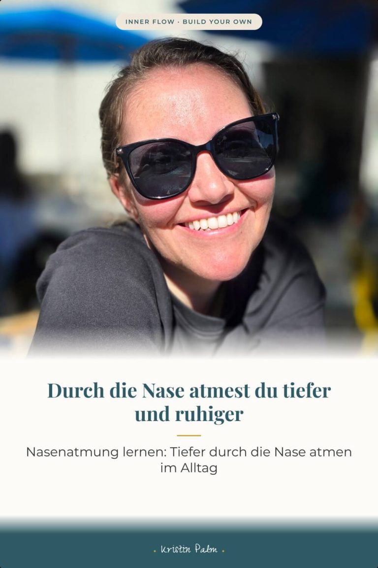 Kristin Palm vom Inner Flow – Build Your Own Podcast lächelt mit Sonnenbrille in der Sonne, dazu der Text „Durch die Nase atmest du tiefer und ruhiger" zur Nasenatmung.