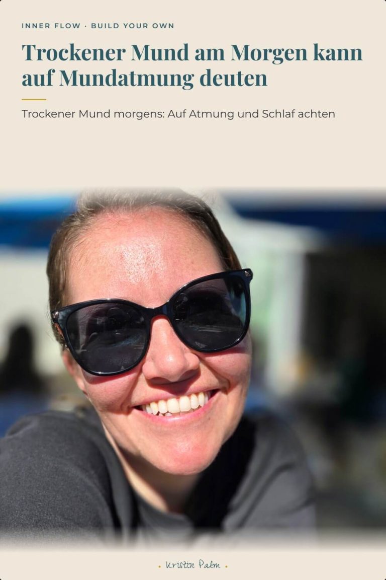 Kristin Palm vom Inner Flow – Build Your Own Podcast lächelt mit Sonnenbrille in der Sonne, dazu der Text „Trockener Mund am Morgen kann auf Mundatmung deuten".