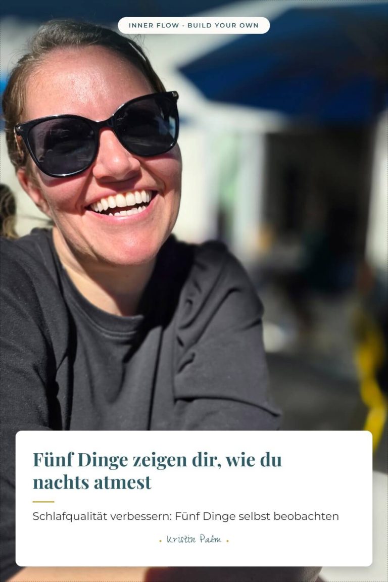 Kristin Palm vom Inner Flow – Build Your Own Podcast lächelt mit Sonnenbrille in der Sonne, dazu der Text „Fünf Dinge zeigen dir, wie du nachts atmest".