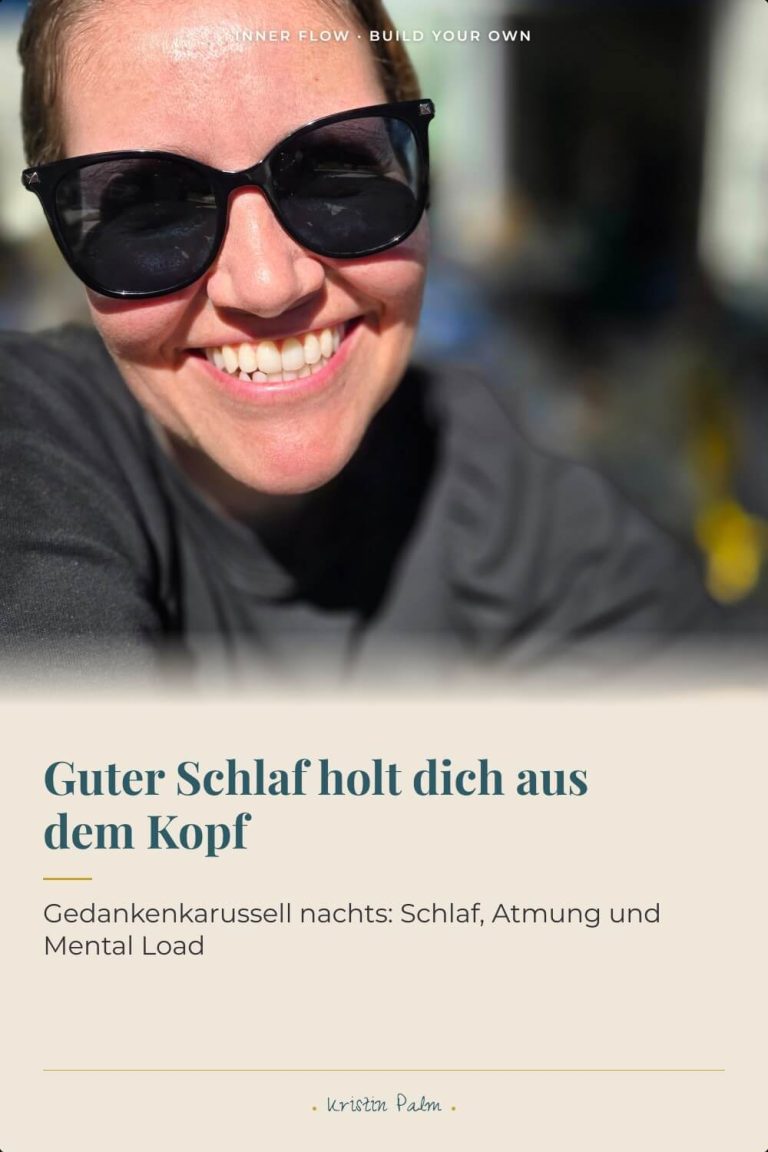 Kristin Palm vom Inner Flow – Build Your Own Podcast lächelt mit Sonnenbrille in der Sonne, dazu der Text „Guter Schlaf holt dich aus dem Kopf" zum Thema Gedankenkarussell.
