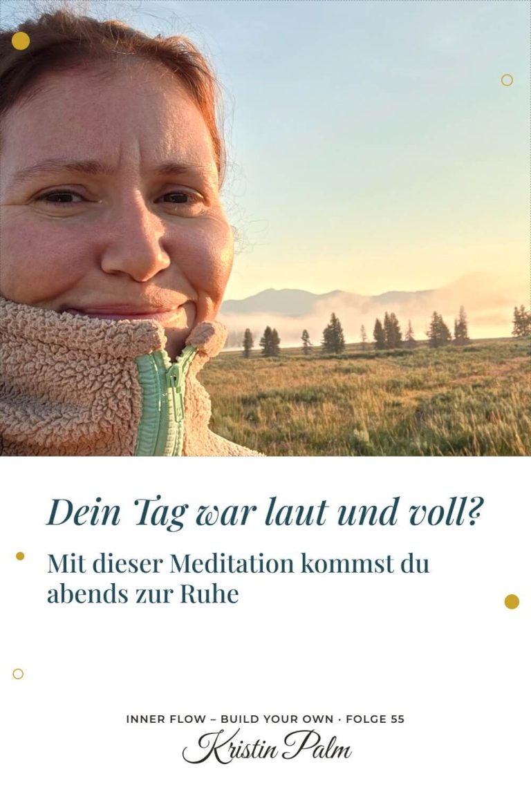 Kristin Palm lächelt, ins Fleece gekuschelt, vor einer nebligen Wiese im Abendlicht, Entspannungsmeditation am Abend für Mütter.