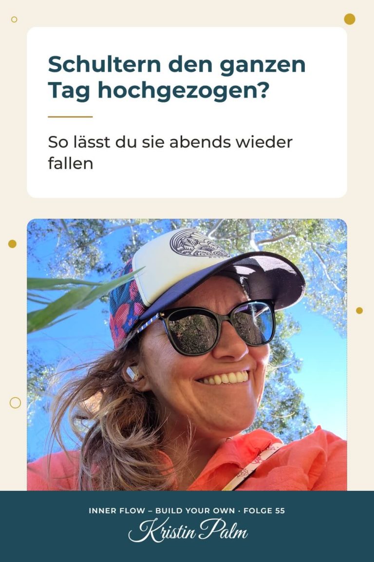 Lachend unter hohen Bäumen: Kristin Palm mit Cap und Sonnenbrille, Schultern entspannen nach einem stressigen Tag.