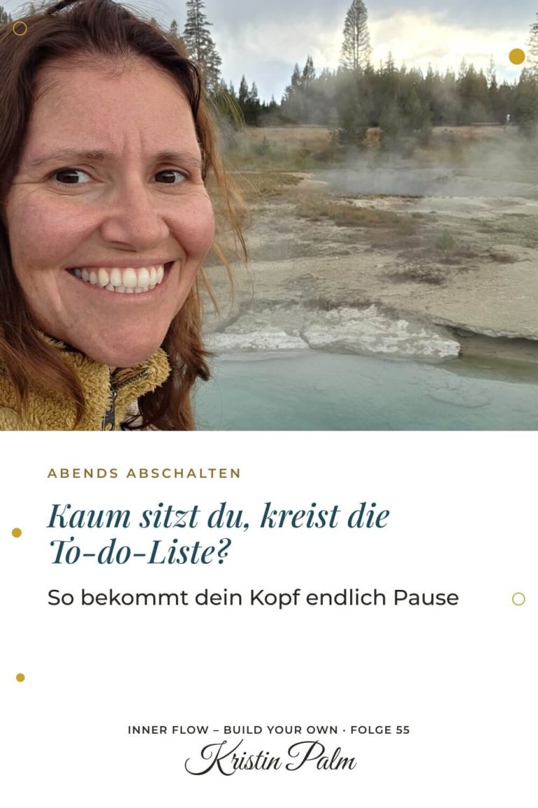 Kristin Palm lacht in die Kamera, hinter ihr dampft eine heiße Quelle in der Herbstlandschaft, abends abschalten lernen.