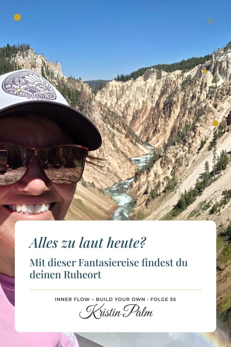 Weite Schlucht mit einem Fluss im Sonnenlicht, vorne lacht Kristin Palm mit Cap und Sonnenbrille, Fantasiereise zum Entspannen.