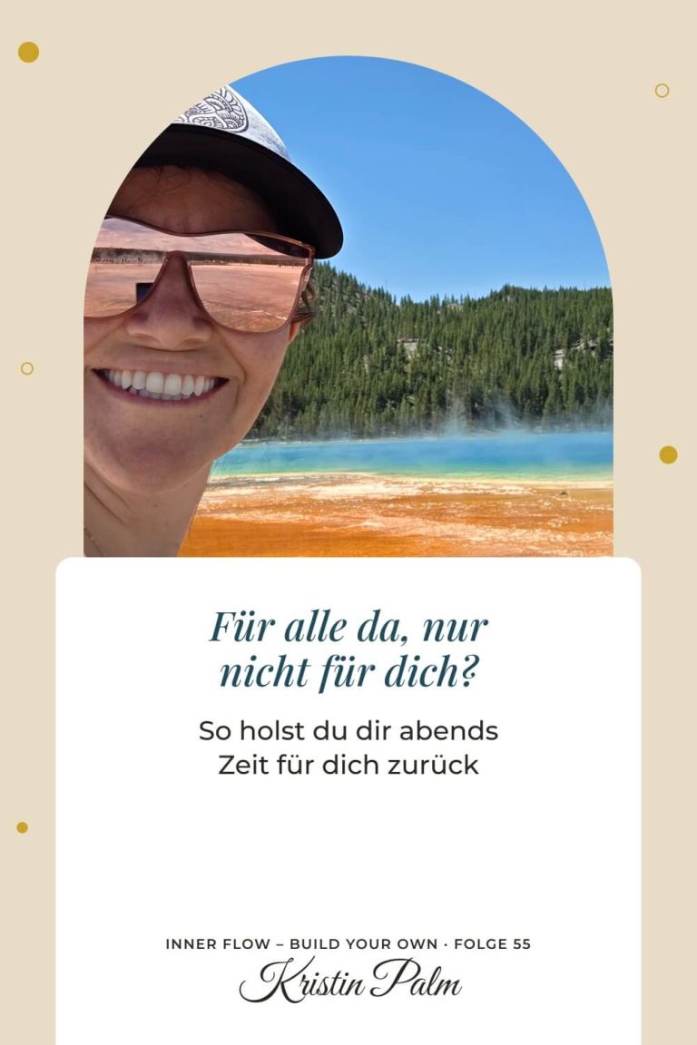 Vor türkisblauem Wasser und orangem Ufer lacht Kristin Palm mit Sonnenbrille, Selbstfürsorge und Zeit für dich.