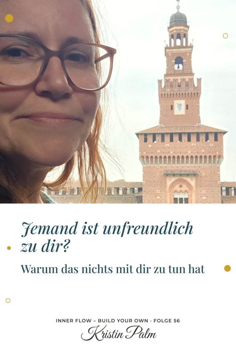Kristin Palm lächelt vor dem Turm des Castello Sforzesco in Mailand, daneben der Text „Jemand ist unfreundlich zu dir? Warum das nichts mit dir zu tun hat“.
