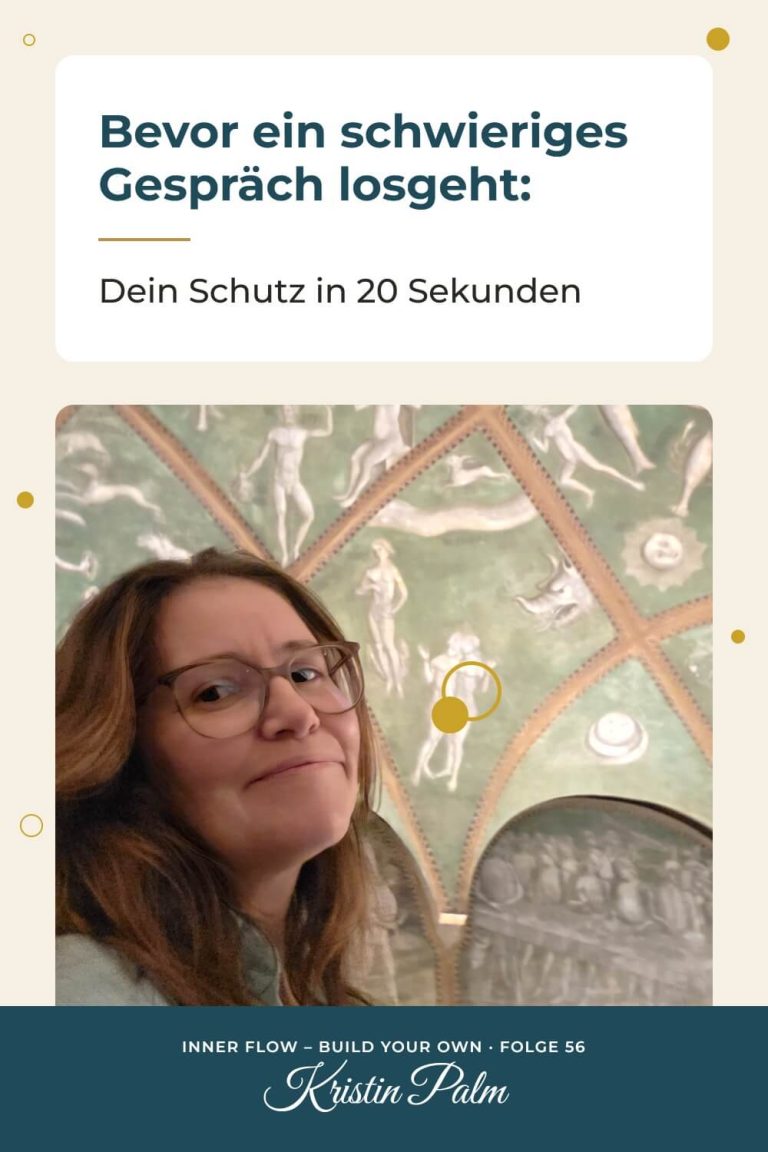 Kristin Palm schmunzelt unter einer bemalten Gewölbedecke, darüber der Text „Bevor ein schwieriges Gespräch losgeht: Dein Schutz in 20 Sekunden“, ein Bild zum Thema Energie schützen.