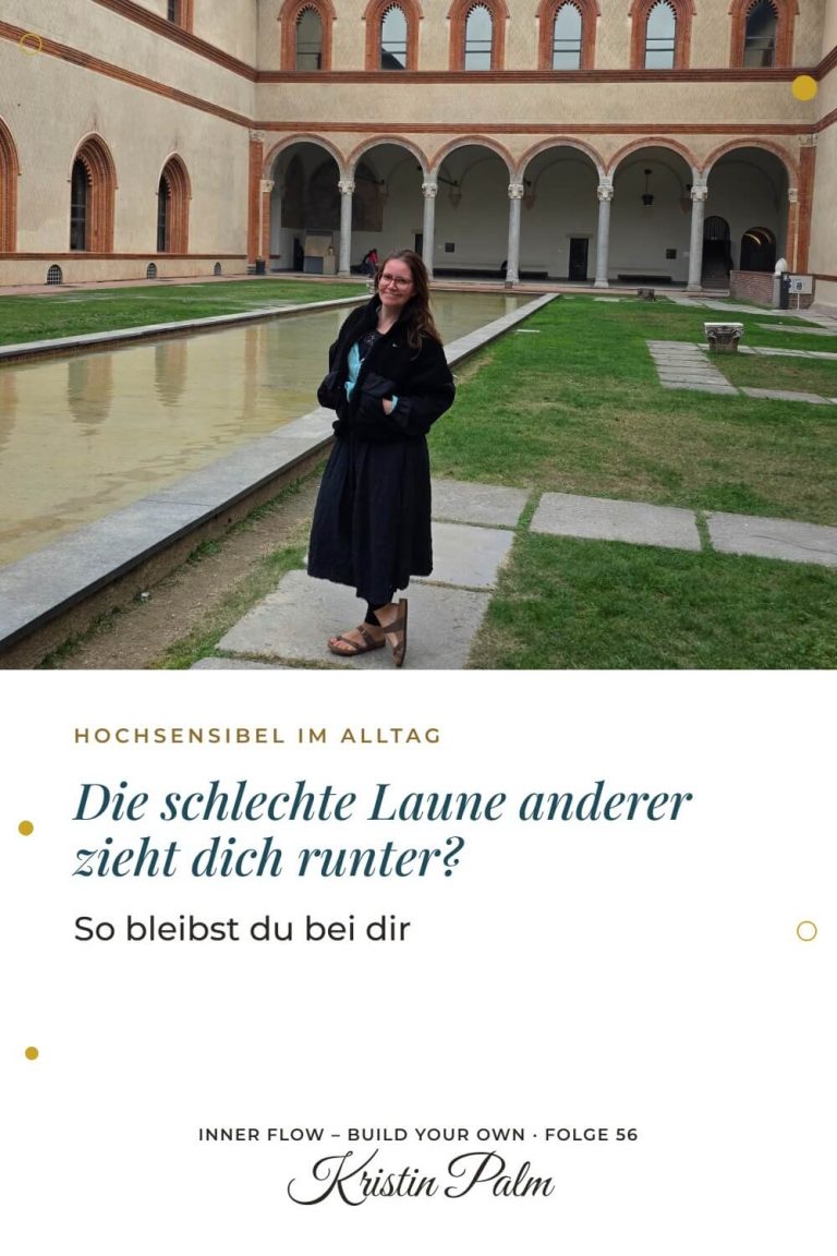 Kristin Palm steht lächelnd im Innenhof des Castello Sforzesco mit Wasserbecken und Arkaden, darunter der Text „Die schlechte Laune anderer zieht dich runter? So bleibst du bei dir“.