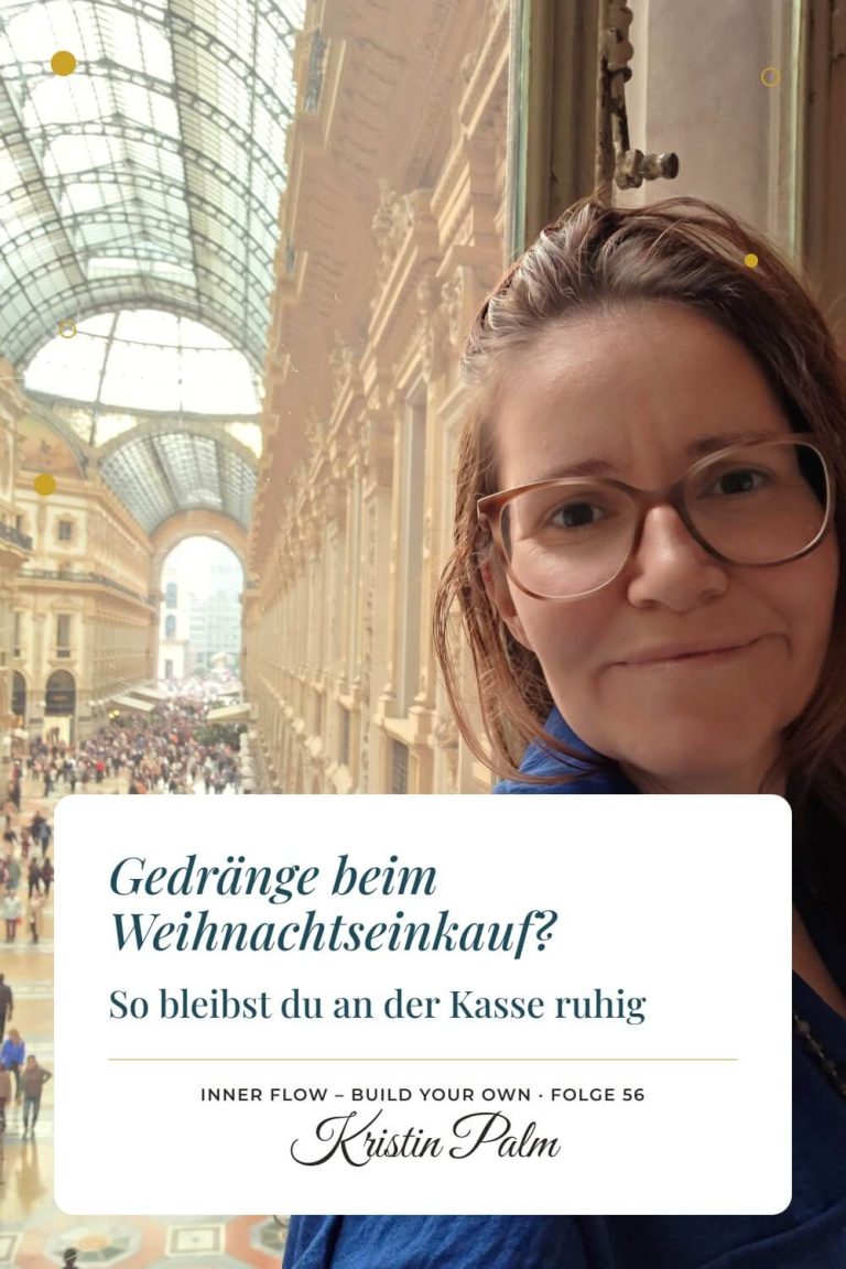 Kristin Palm am Fenster über der vollen Galleria Vittorio Emanuele II in Mailand, mit dem Text „Gedränge beim Weihnachtseinkauf? So bleibst du an der Kasse ruhig“.