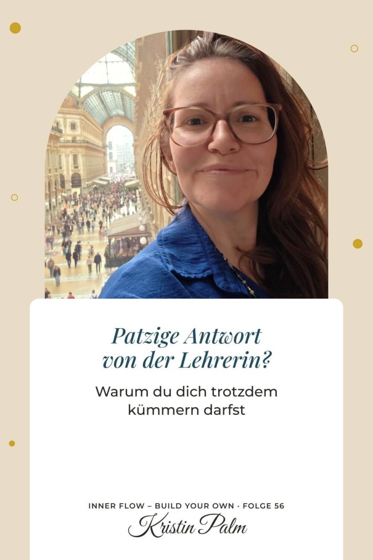 Kristin Palm in blauer Bluse lächelt vor der Galleria Vittorio Emanuele II in Mailand, darunter der Text „Patzige Antwort von der Lehrerin? Warum du dich trotzdem kümmern darfst“.
