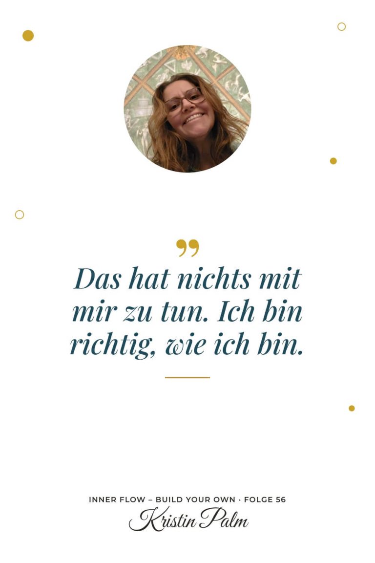 Kristin Palm lacht in einem runden Porträt unter einer bemalten Decke, darunter das Zitat „Das hat nichts mit mir zu tun. Ich bin richtig, wie ich bin.“